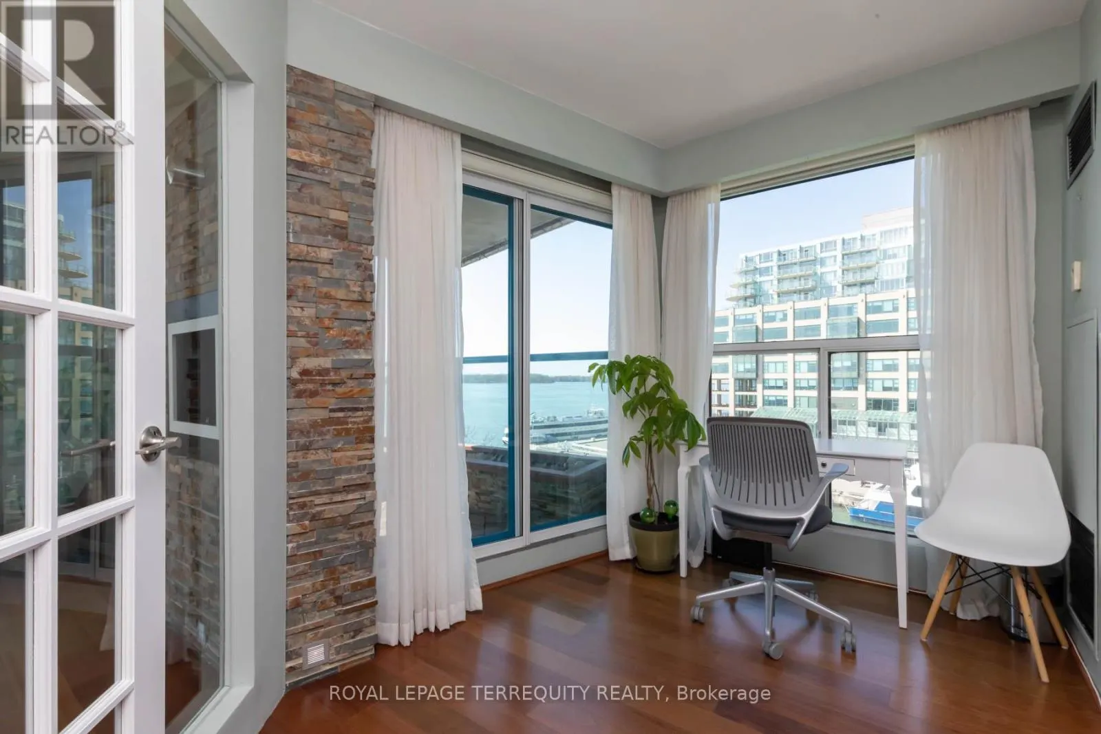 708 ST - 99 HARBOUR SQUARE