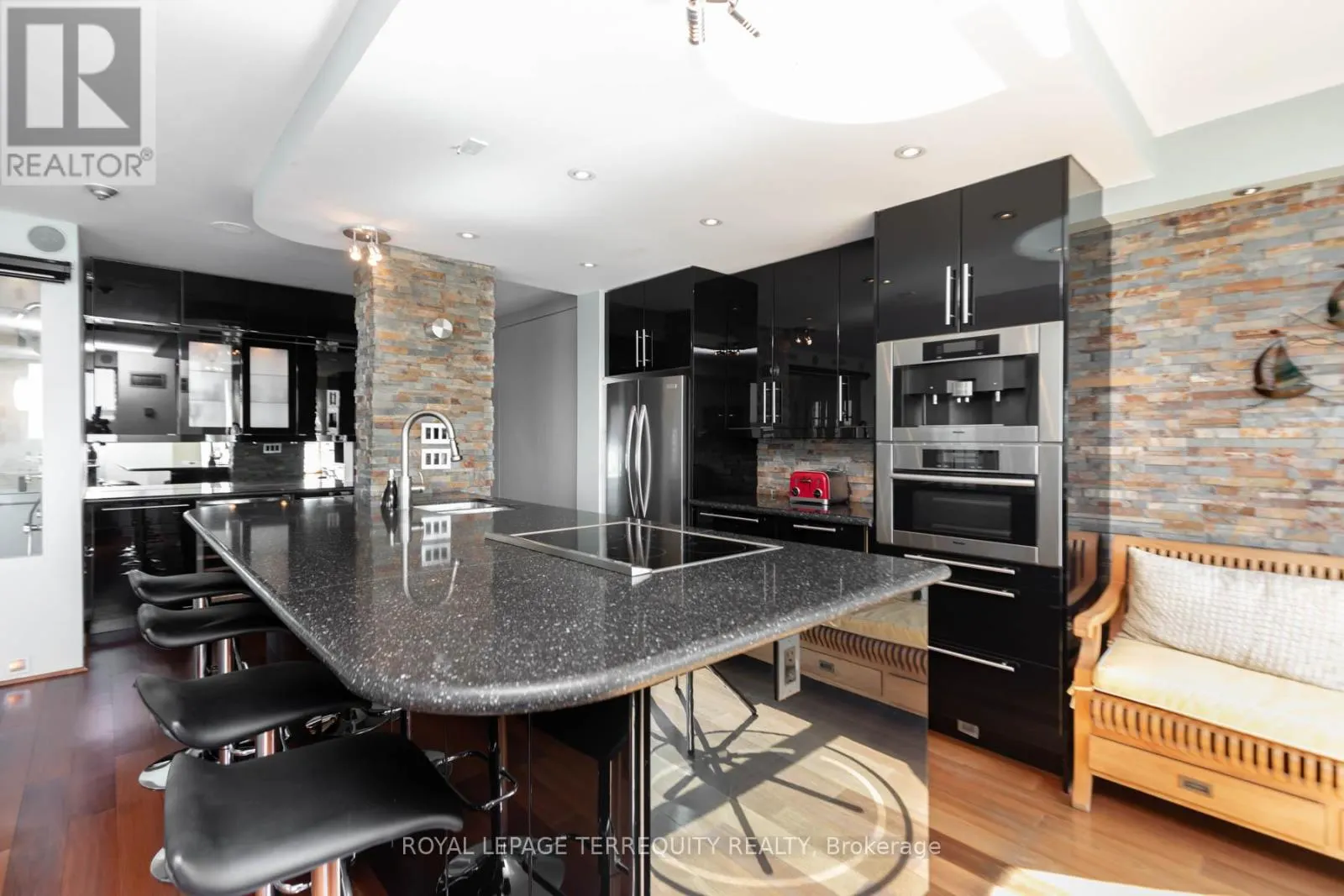 708 ST - 99 HARBOUR SQUARE