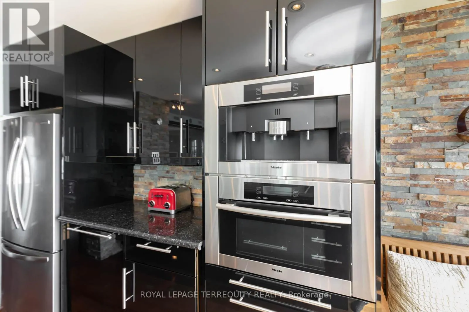 708 ST - 99 HARBOUR SQUARE