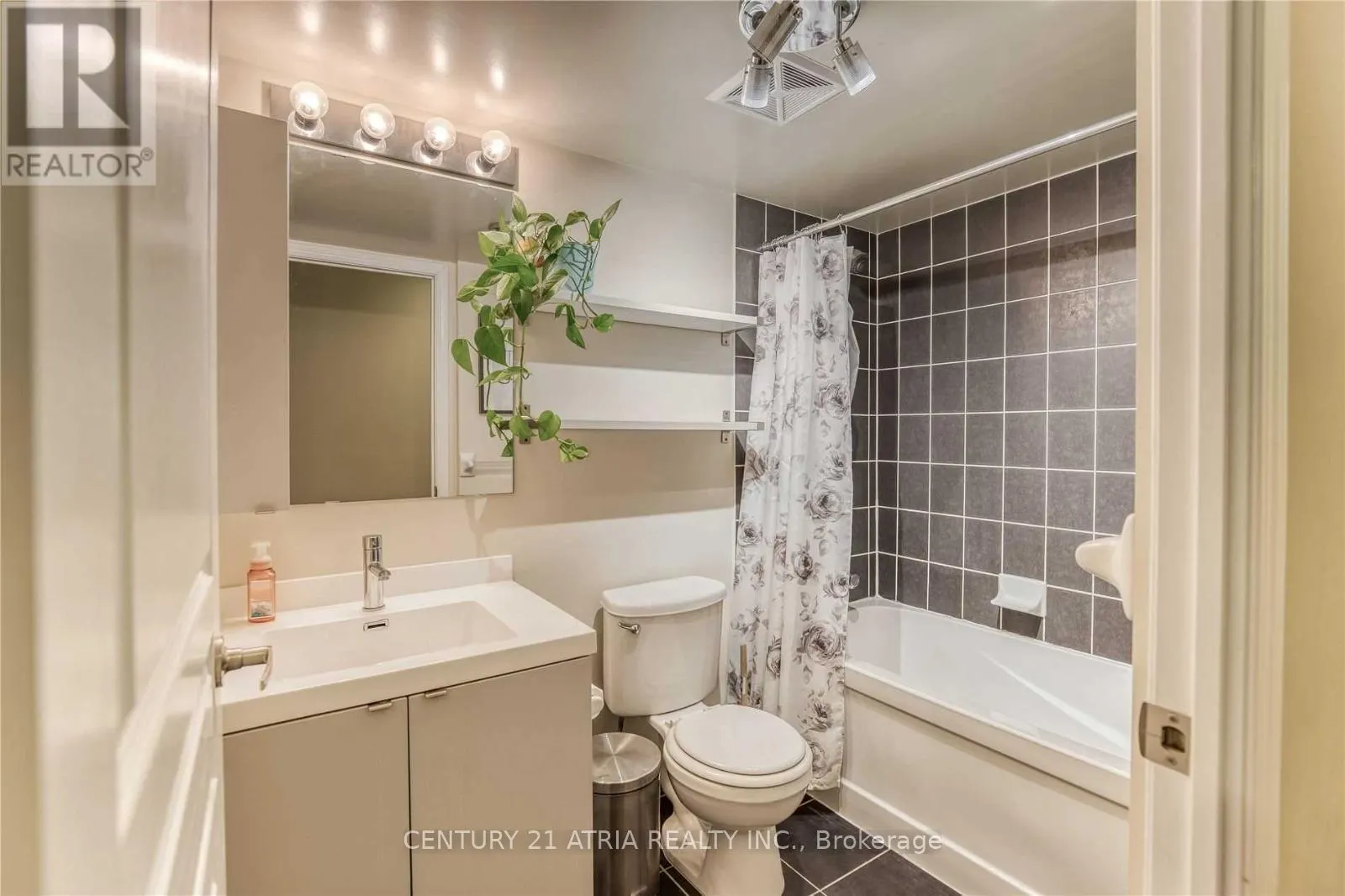 616 - 352 FRONT STREET W