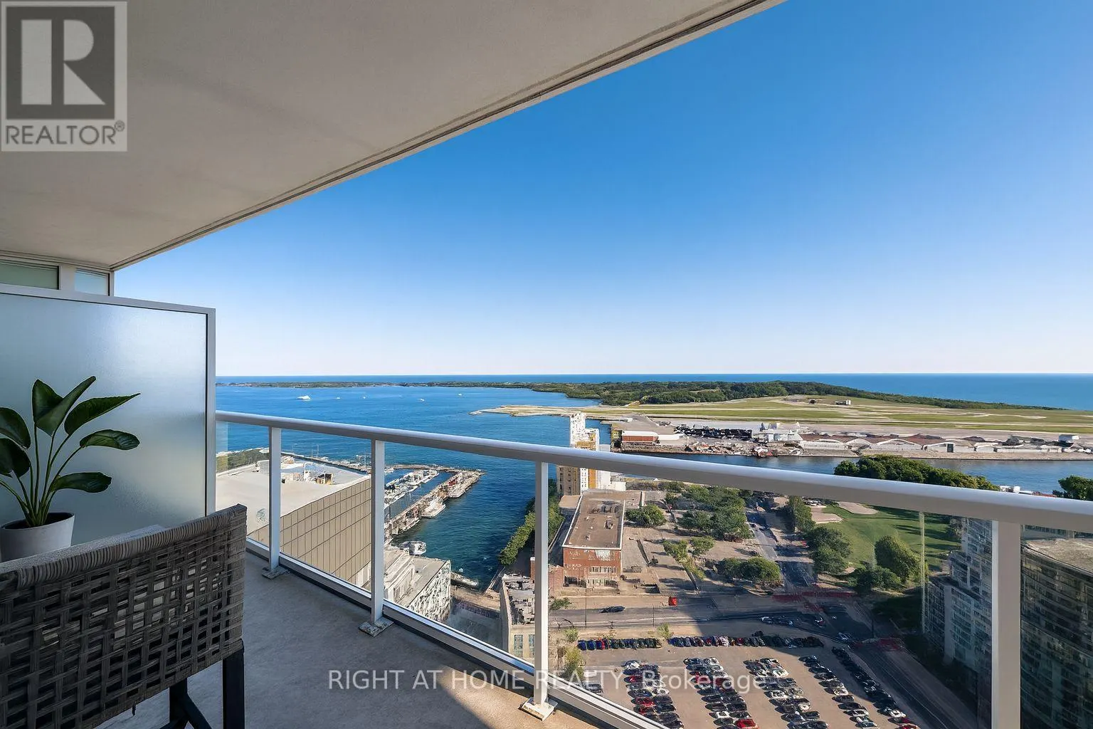 4216 - 17 BATHURST STREET