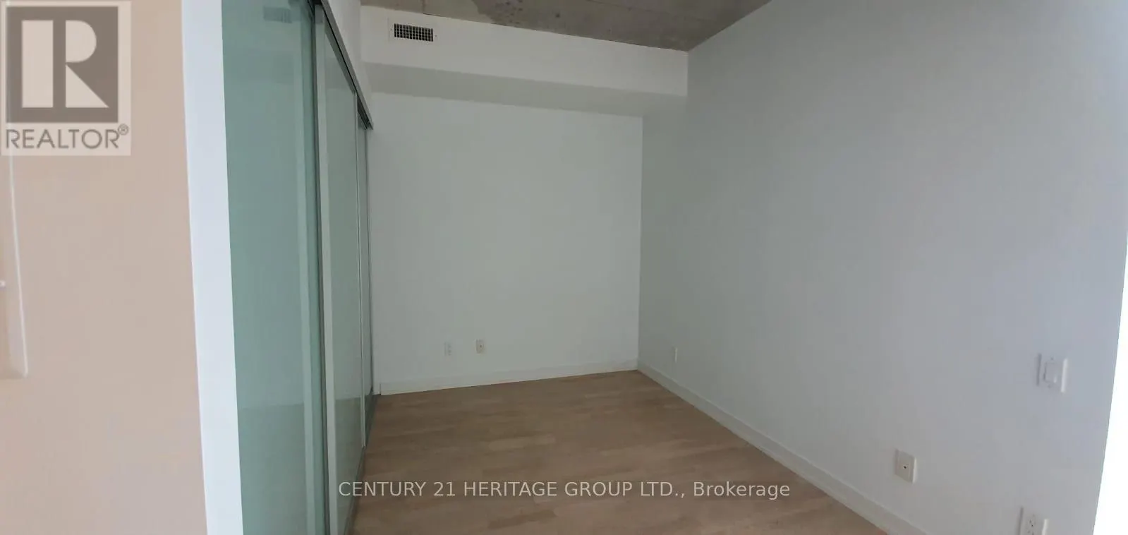 716 - 560 KING ESTATES W