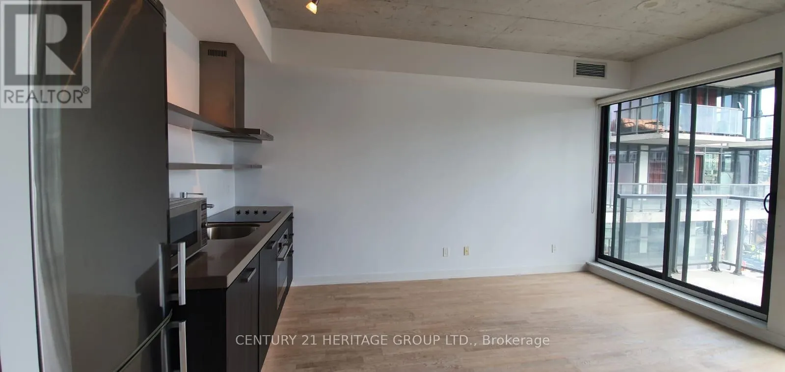 716 - 560 KING ESTATES W