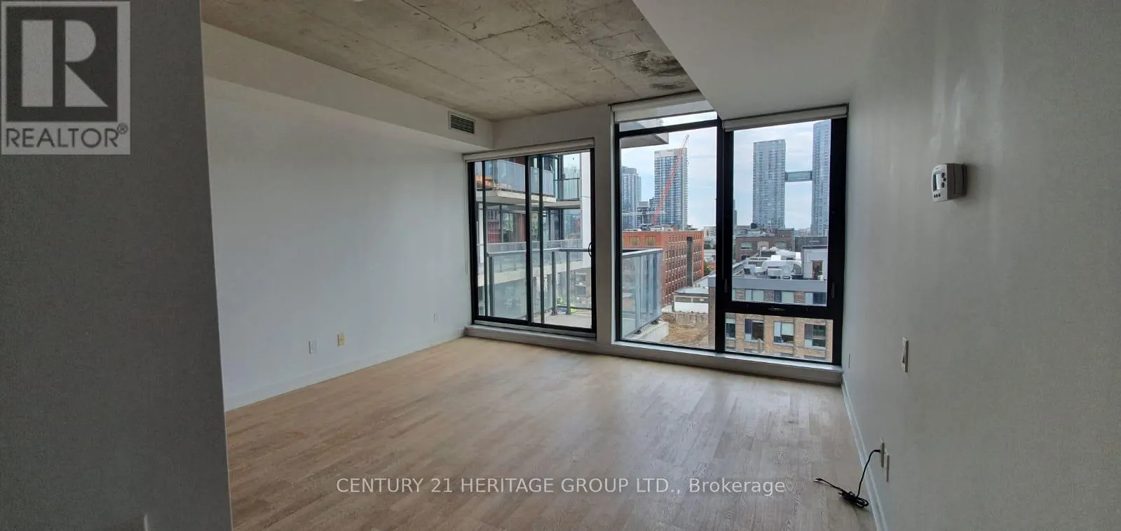716 - 560 KING ESTATES W