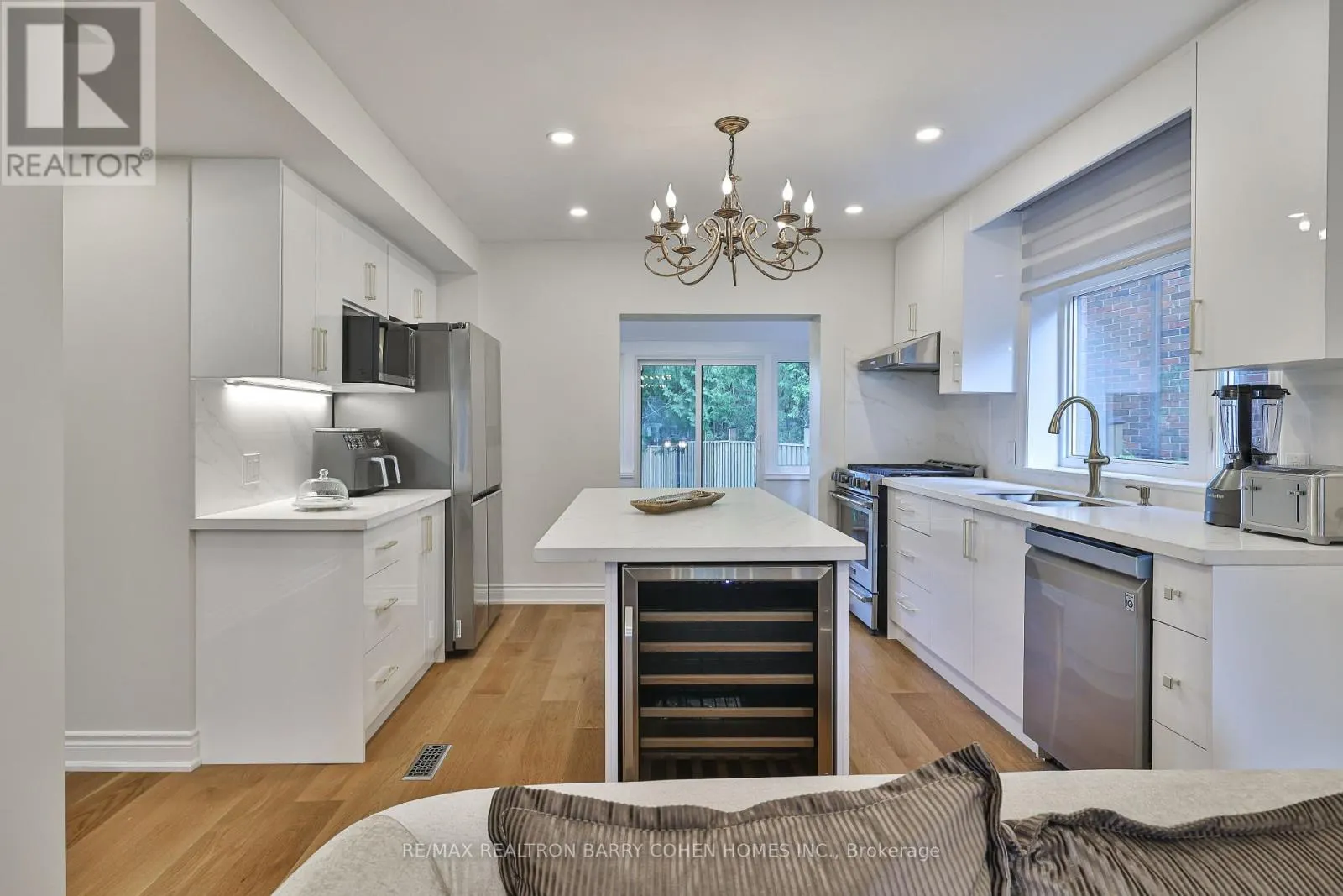1 WANLESS CRESCENT