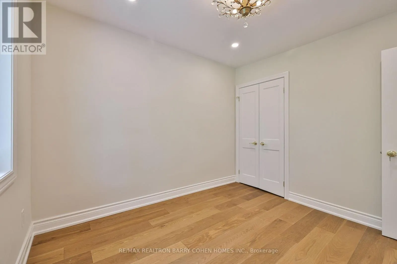 1 WANLESS CRESCENT