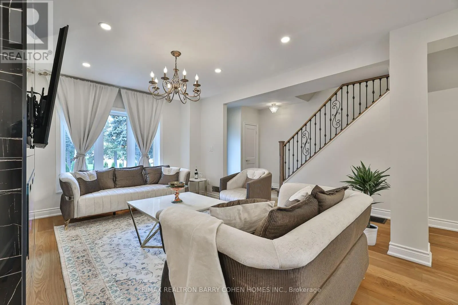 1 WANLESS CRESCENT