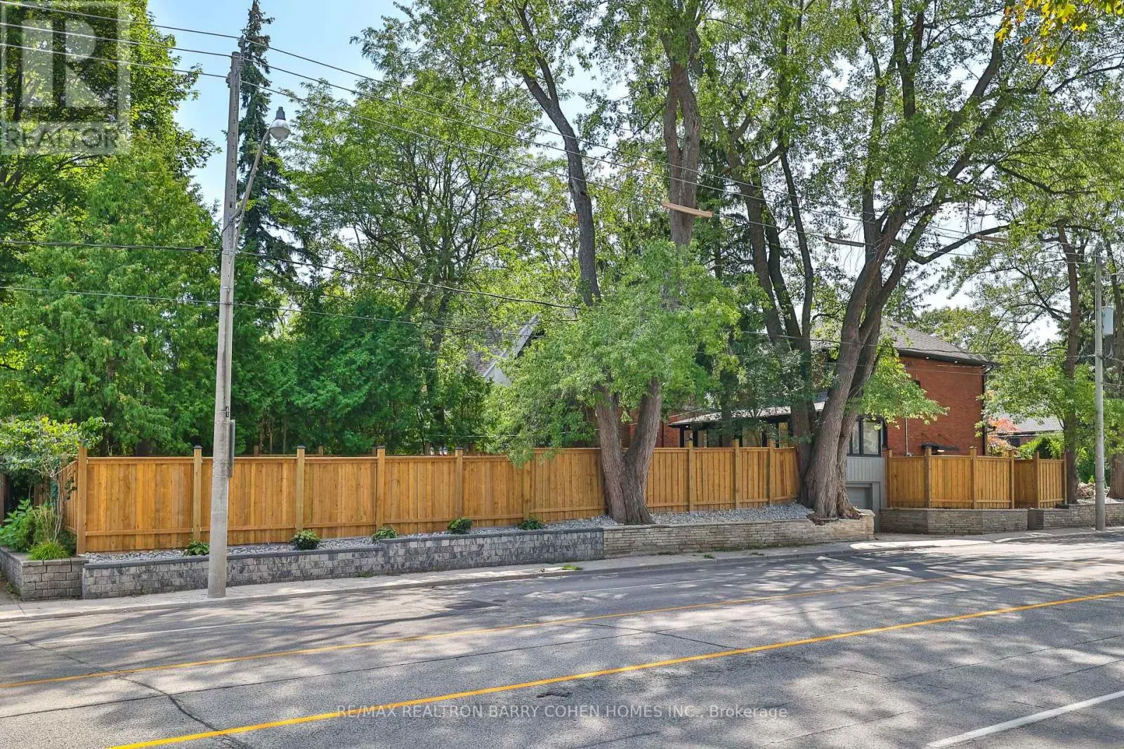 1 WANLESS CRESCENT
