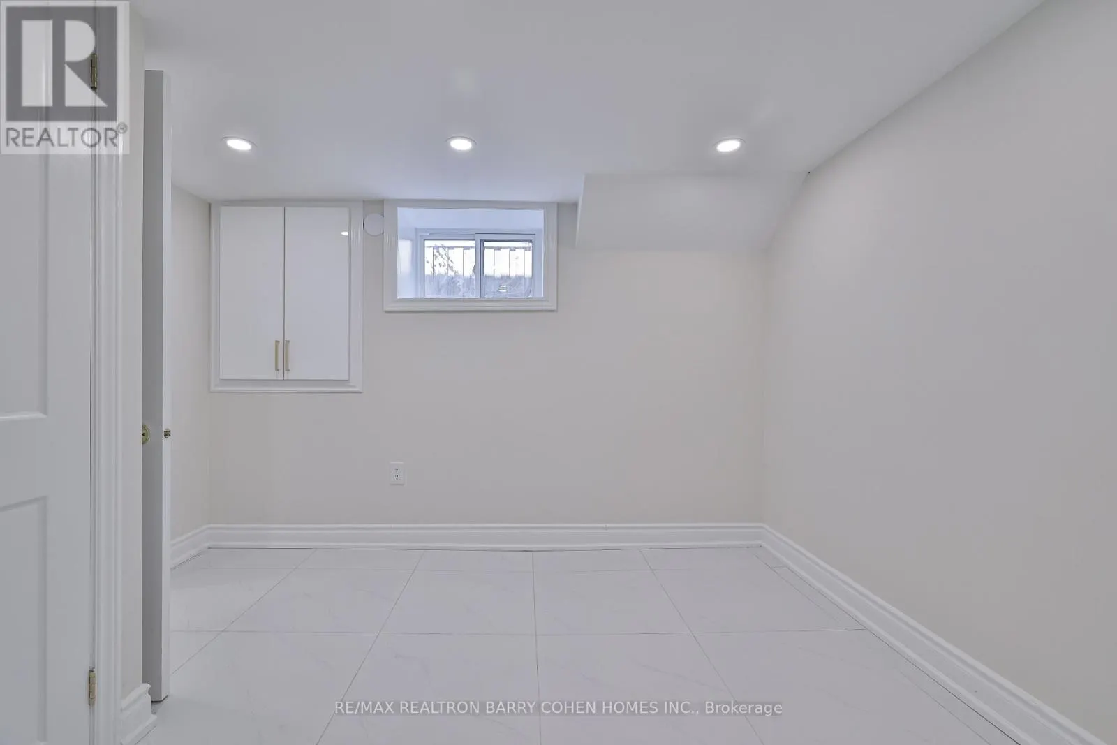 1 WANLESS CRESCENT