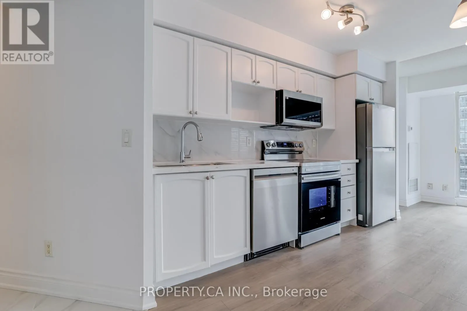 1213 - 18 YONGE STREET