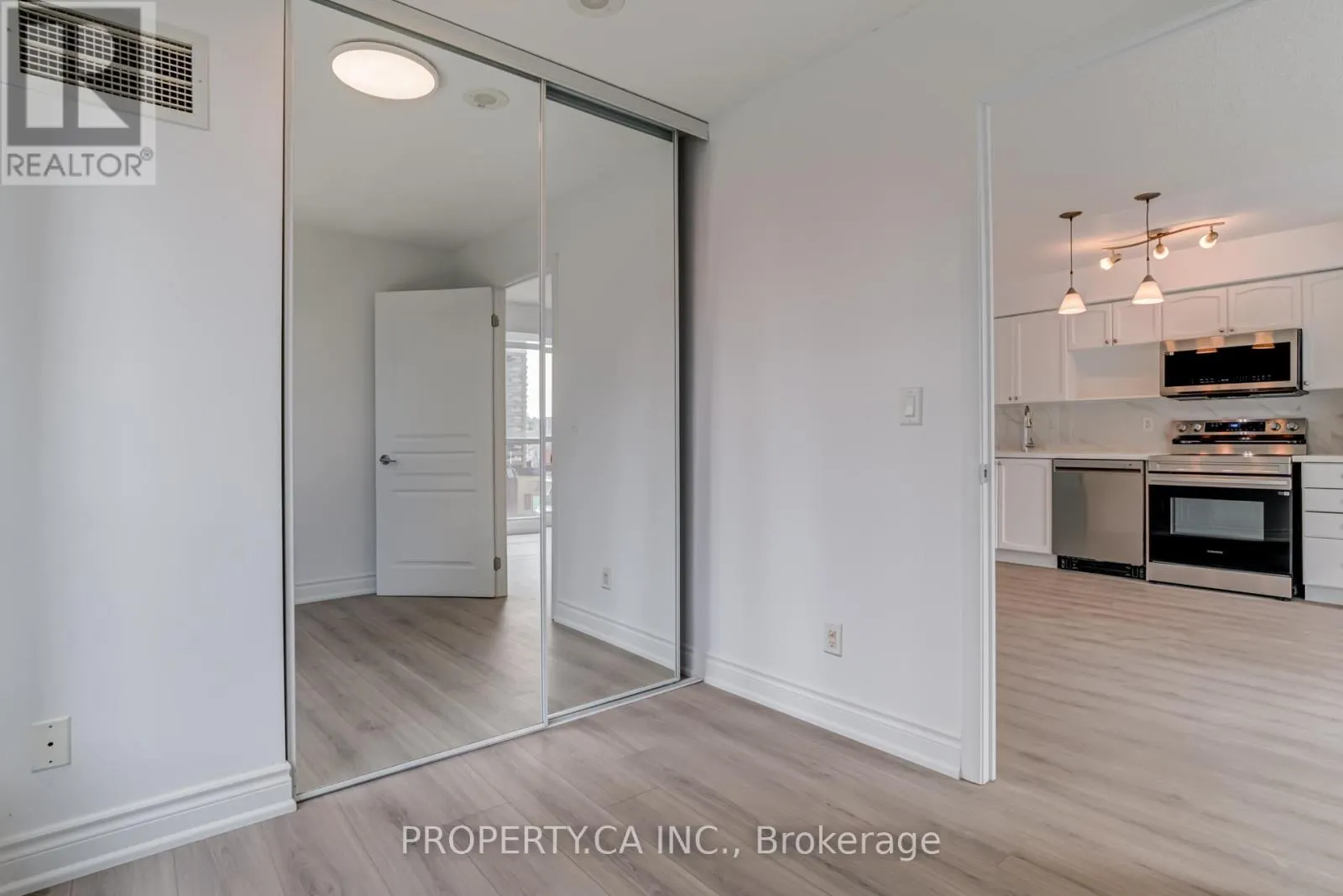 1213 - 18 YONGE STREET