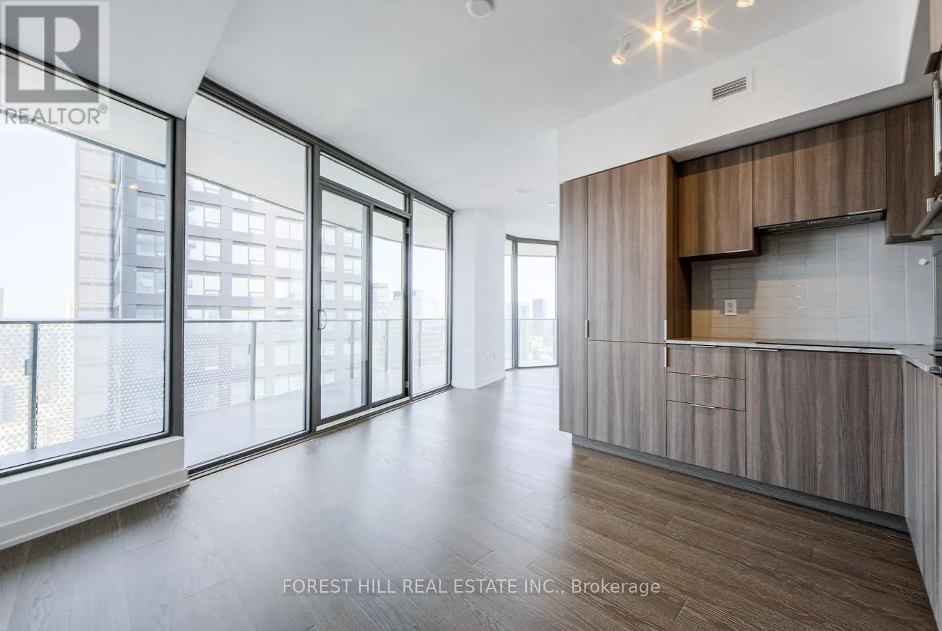 4611 - 11 WELLESLEY STREET W
