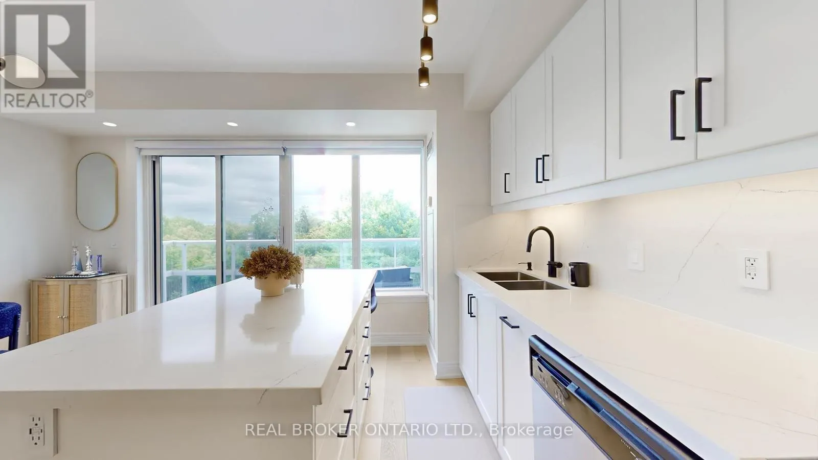 415 - 701 SHEPPARD AVENUE W