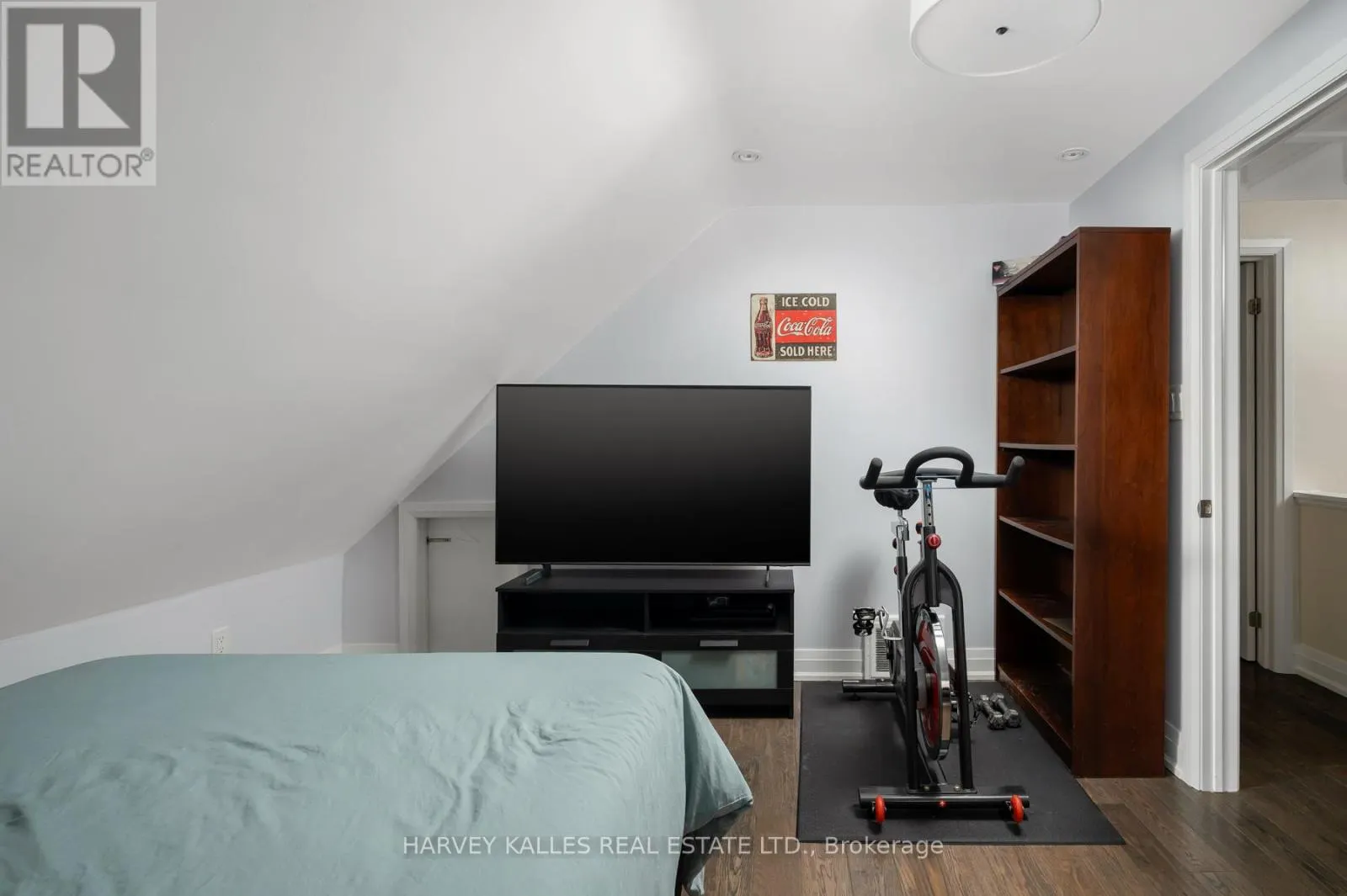 89 CHARLESWOOD DRIVE