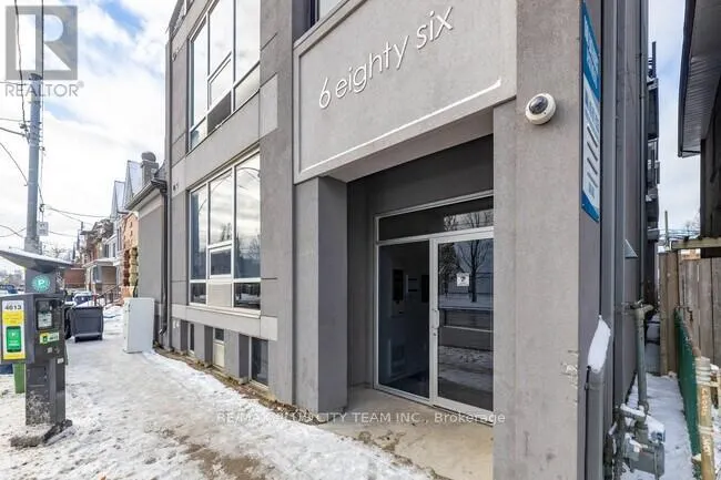 302 - 686 BATHURST STREET