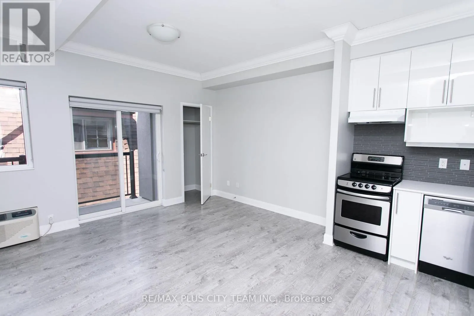 302 - 686 BATHURST STREET