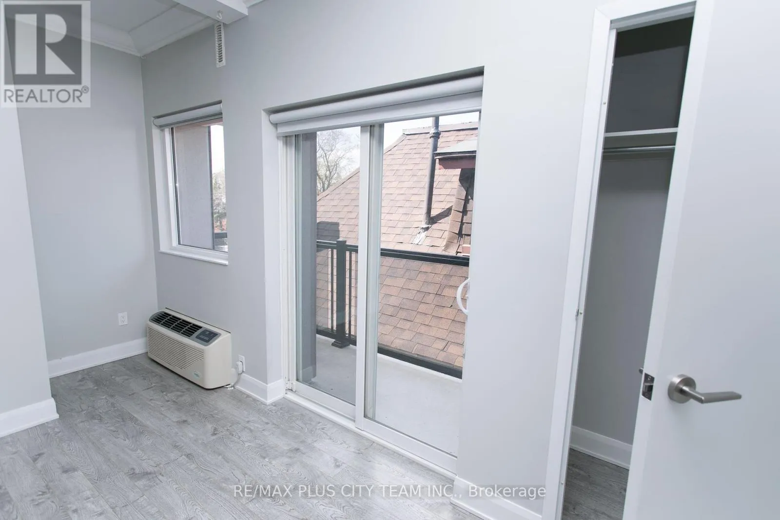 302 - 686 BATHURST STREET