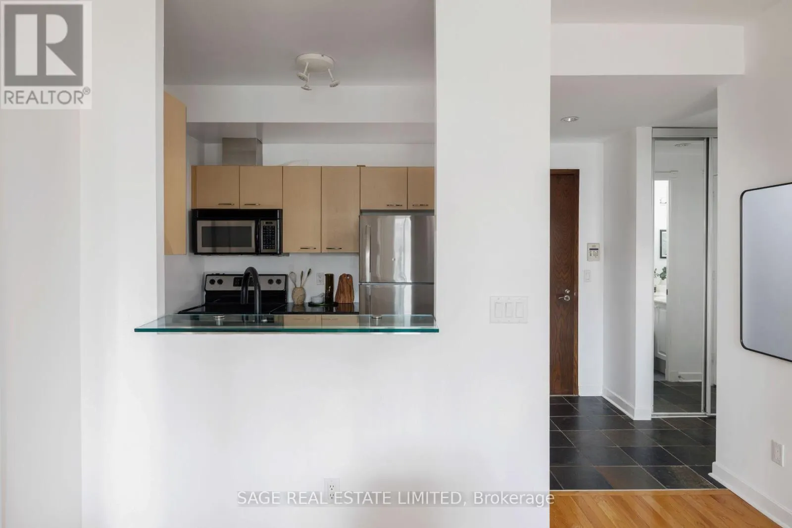 816 - 438 RICHMOND STREET W