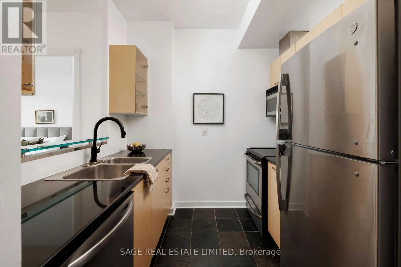 816 - 438 RICHMOND STREET W