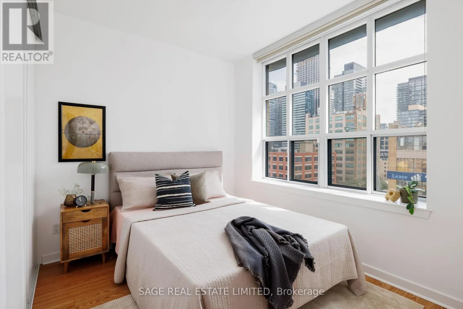 816 - 438 RICHMOND STREET W