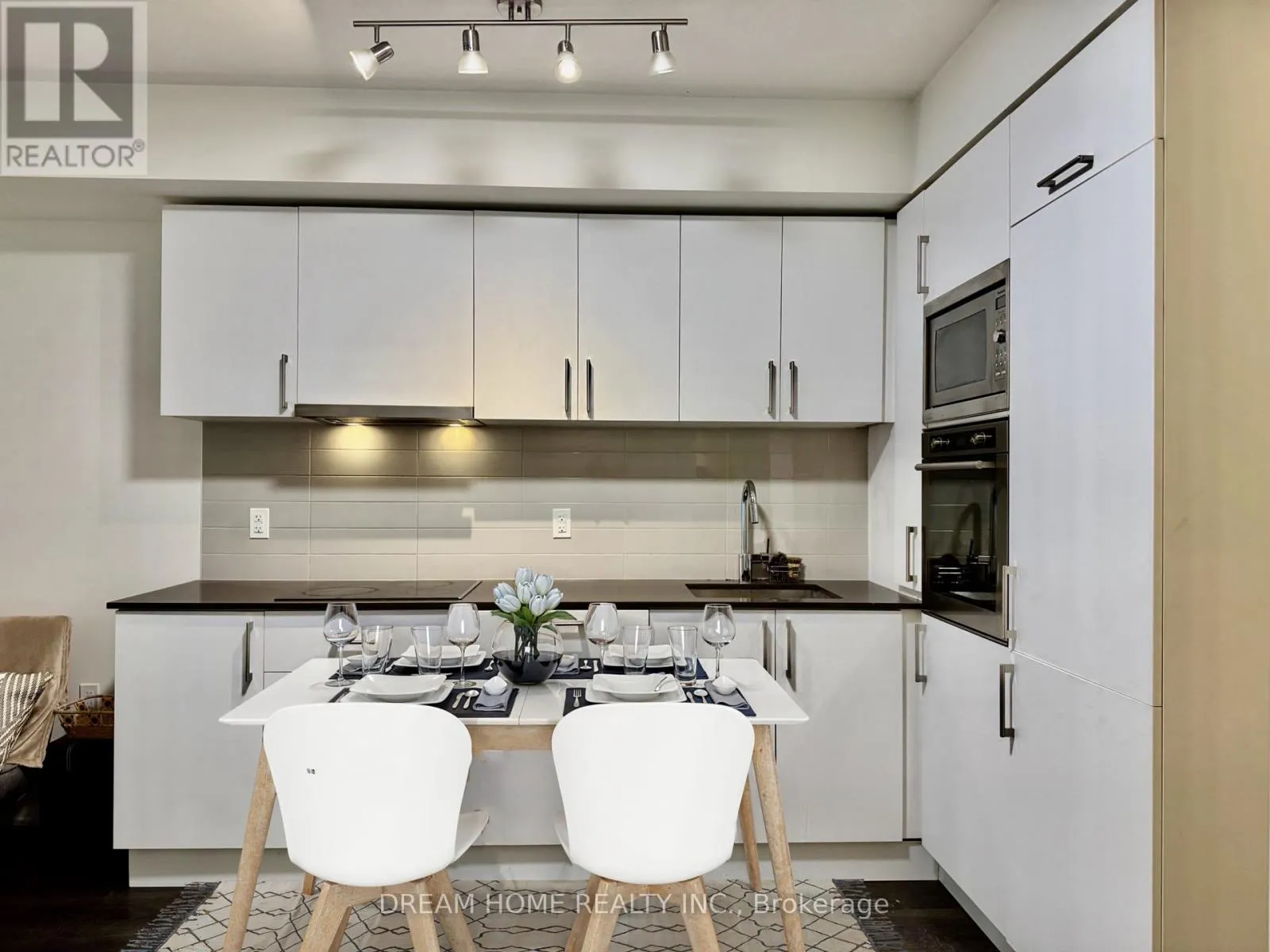 617 - 27 BATHURST STREET