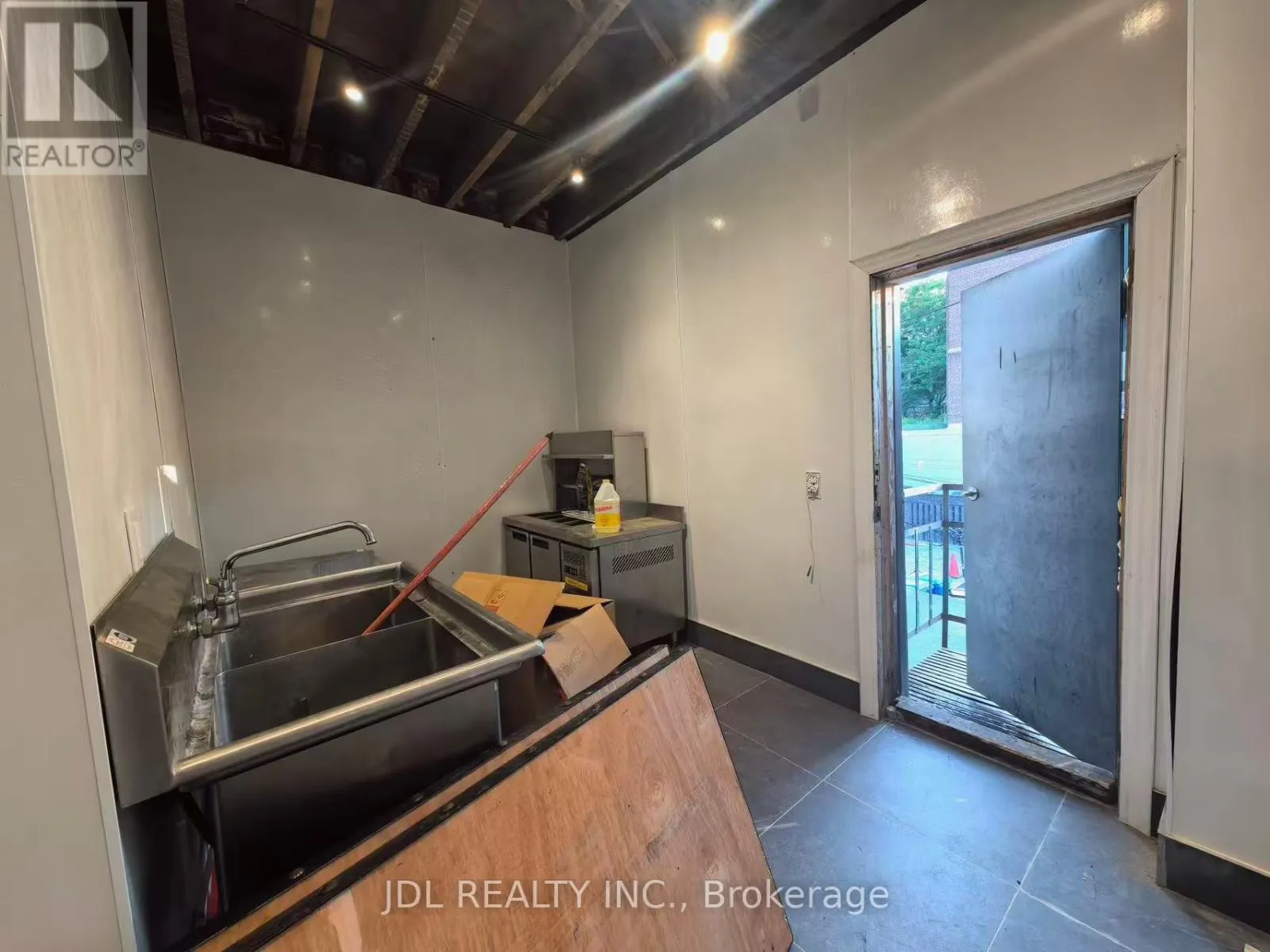 SECOND FLOOR - 394 SPADINA AVENUE