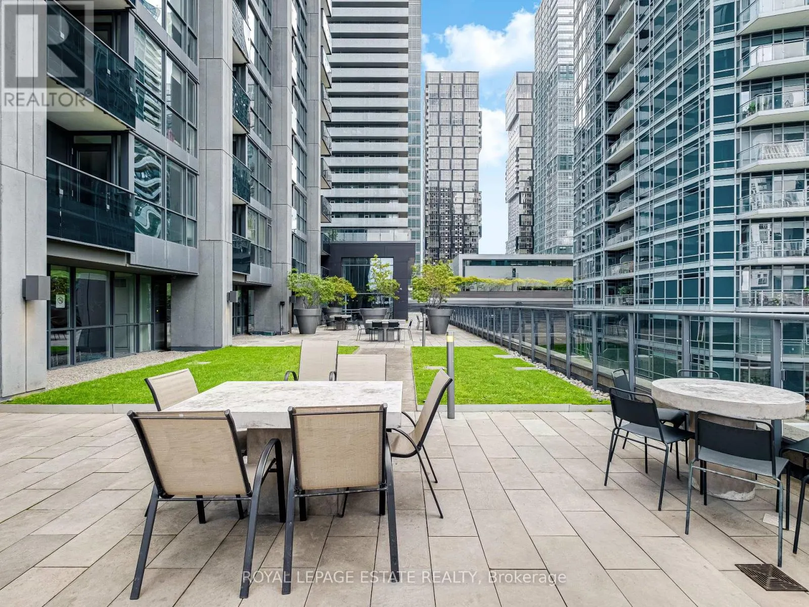 313 - 295 ADELAIDE STREET W