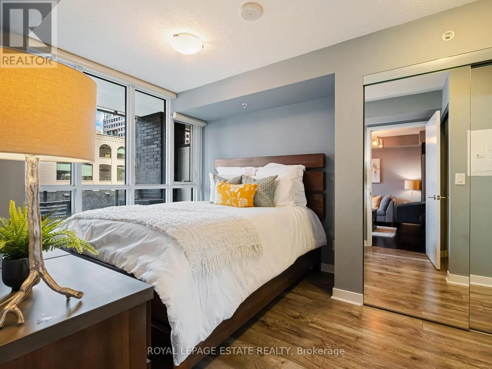 313 - 295 ADELAIDE STREET W
