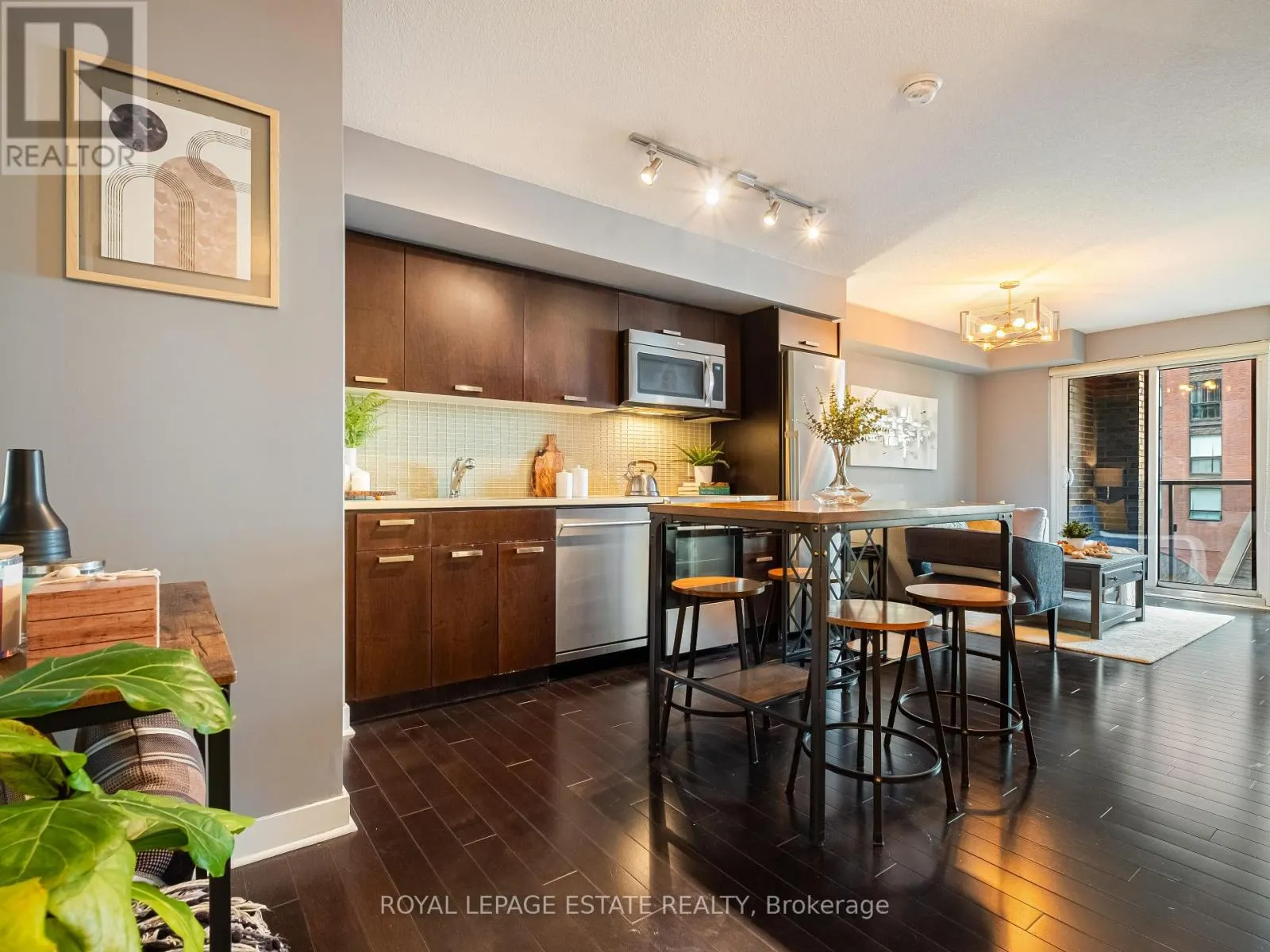 313 - 295 ADELAIDE STREET W