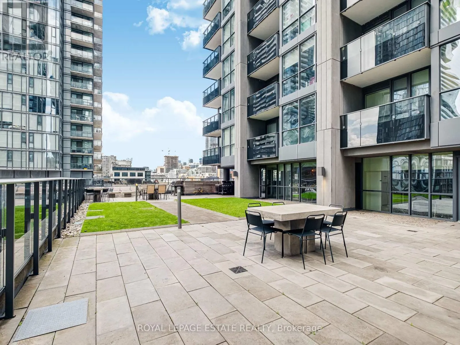 313 - 295 ADELAIDE STREET W