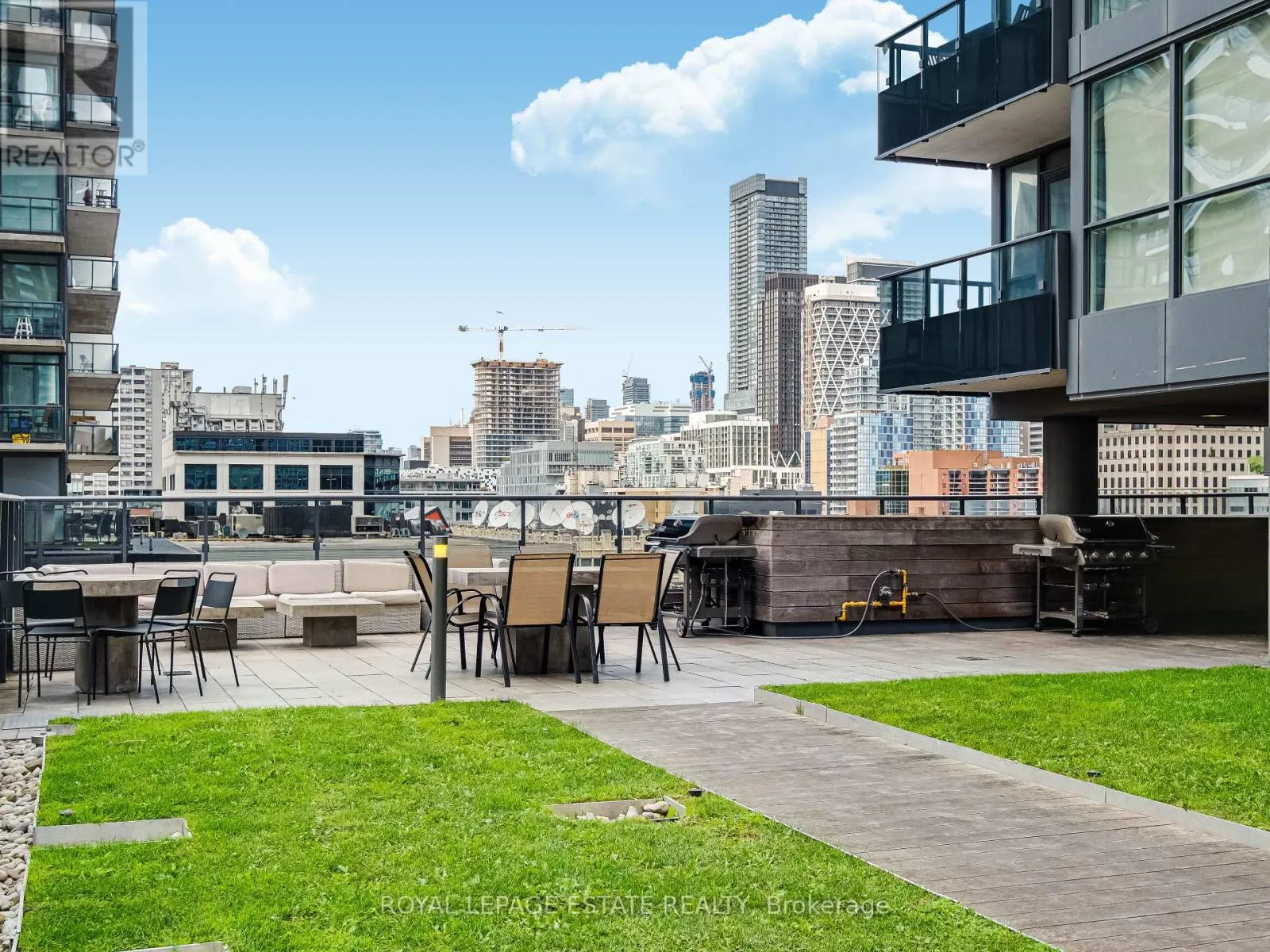 313 - 295 ADELAIDE STREET W