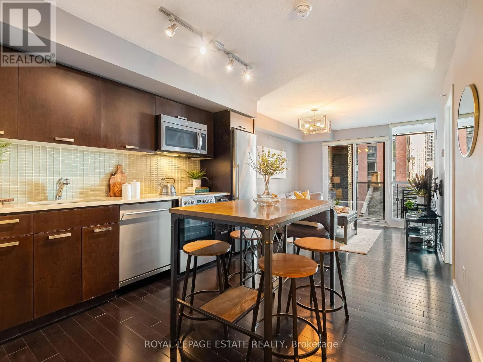 313 - 295 ADELAIDE STREET W