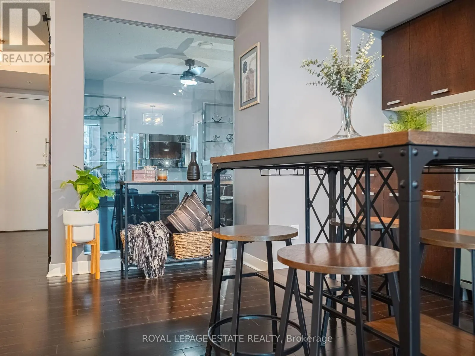 313 - 295 ADELAIDE STREET W