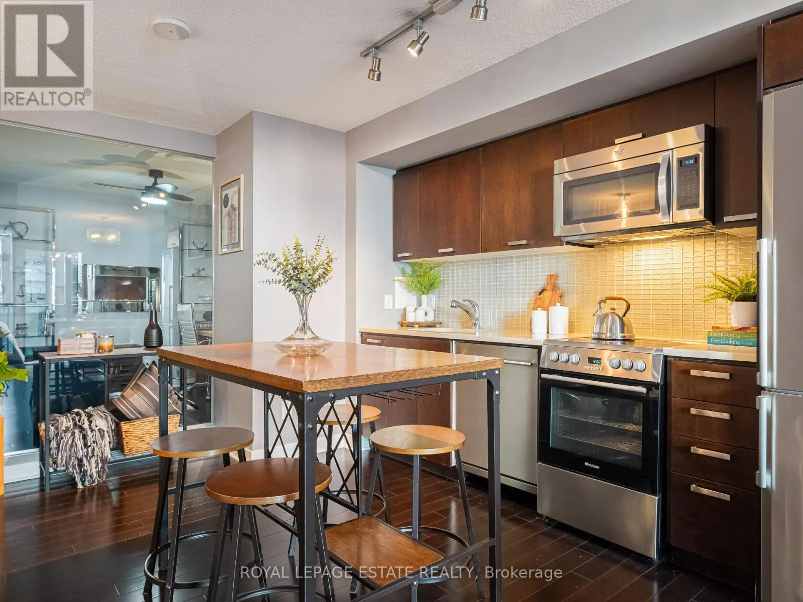 313 - 295 ADELAIDE STREET W
