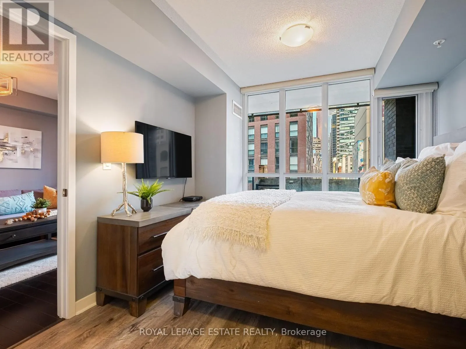 313 - 295 ADELAIDE STREET W