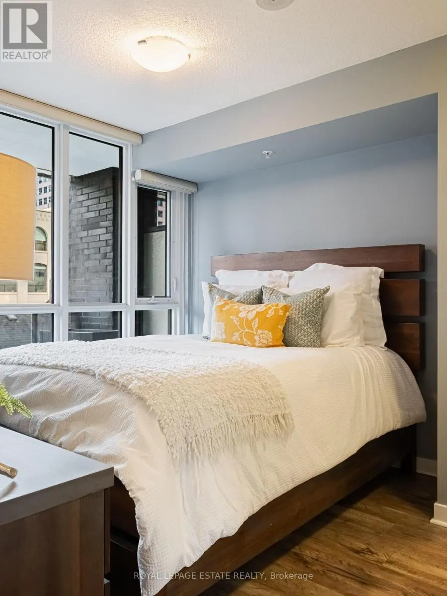 313 - 295 ADELAIDE STREET W