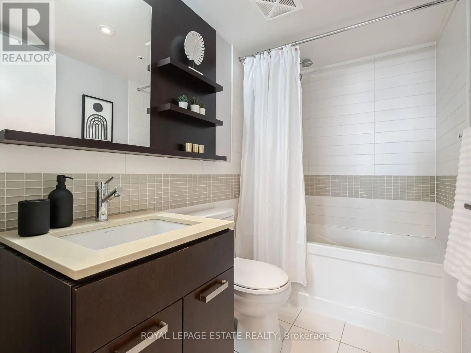 313 - 295 ADELAIDE STREET W