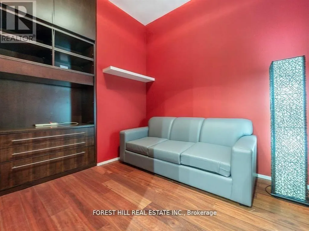 PH7 - 8 WELLESLEY STREET E
