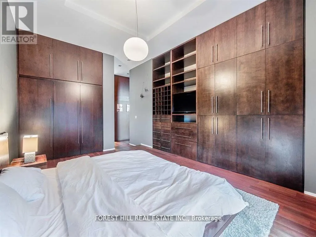 PH7 - 8 WELLESLEY STREET E