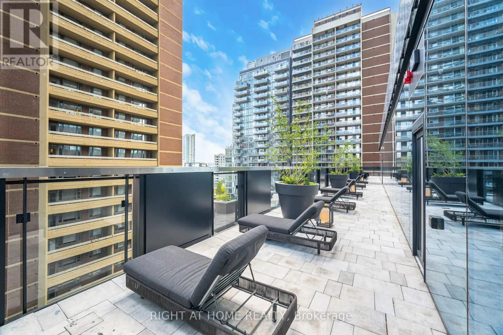 4403 - 55 CHARLES STREET E