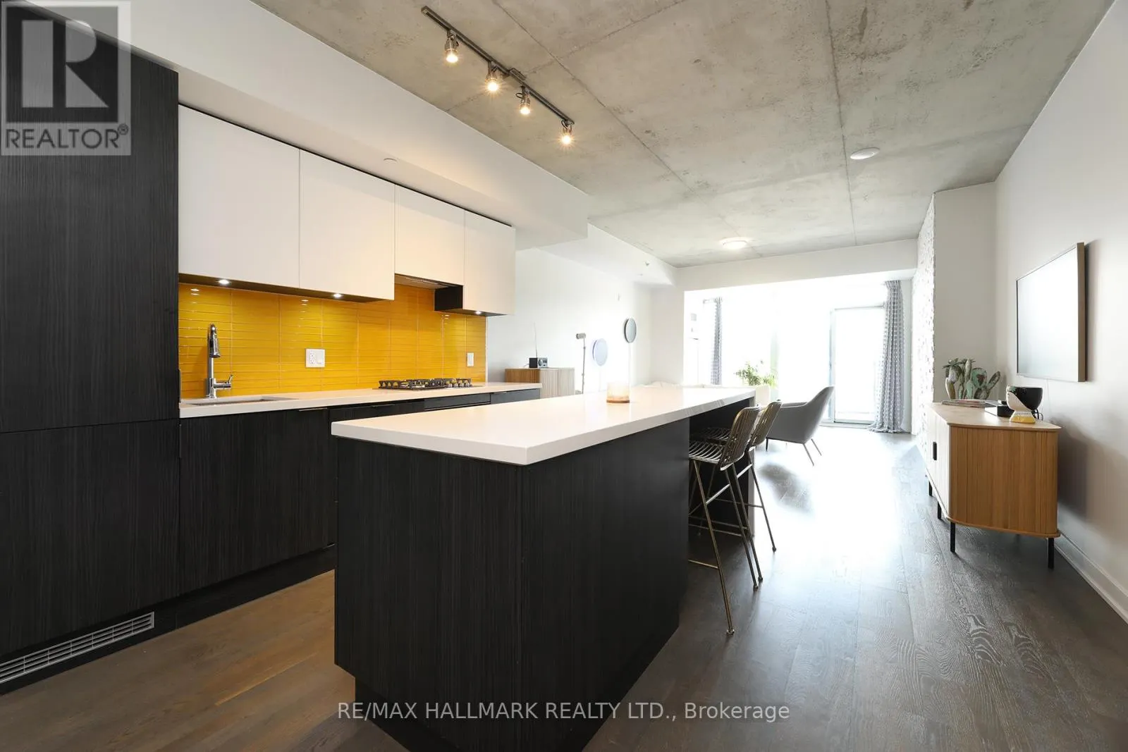 211 - 109 OSSINGTON AVENUE