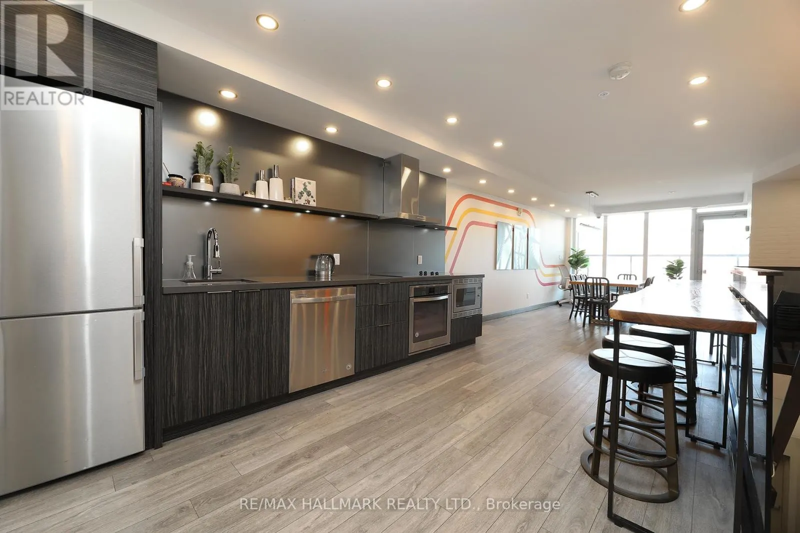 211 - 109 OSSINGTON AVENUE