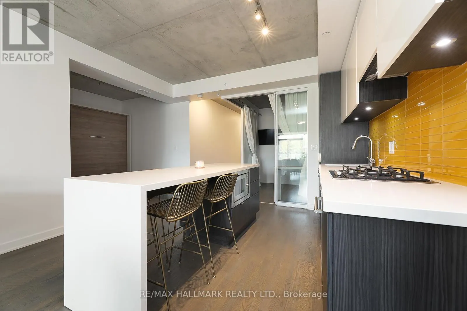 211 - 109 OSSINGTON AVENUE