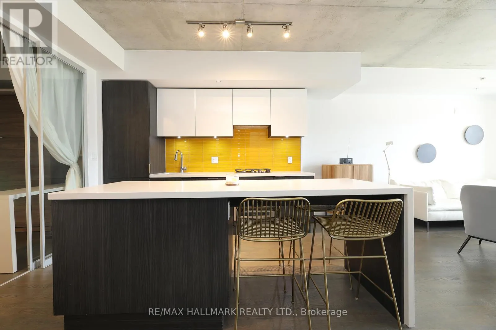211 - 109 OSSINGTON AVENUE