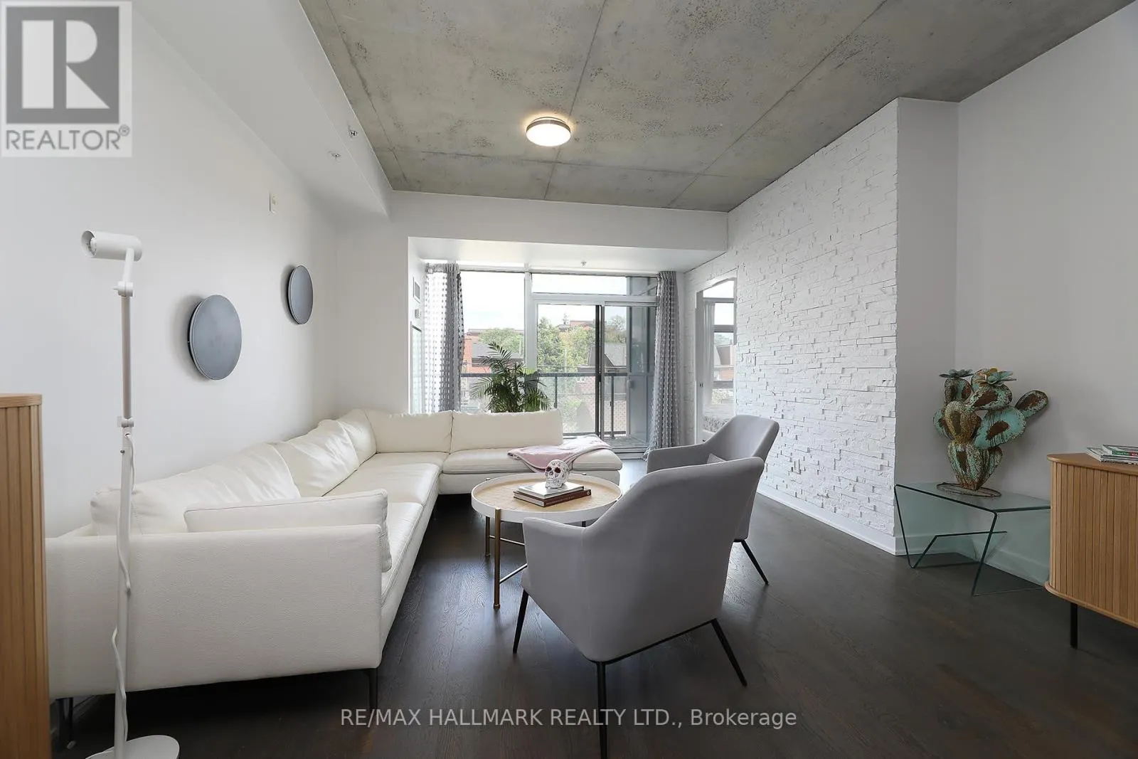 211 - 109 OSSINGTON AVENUE