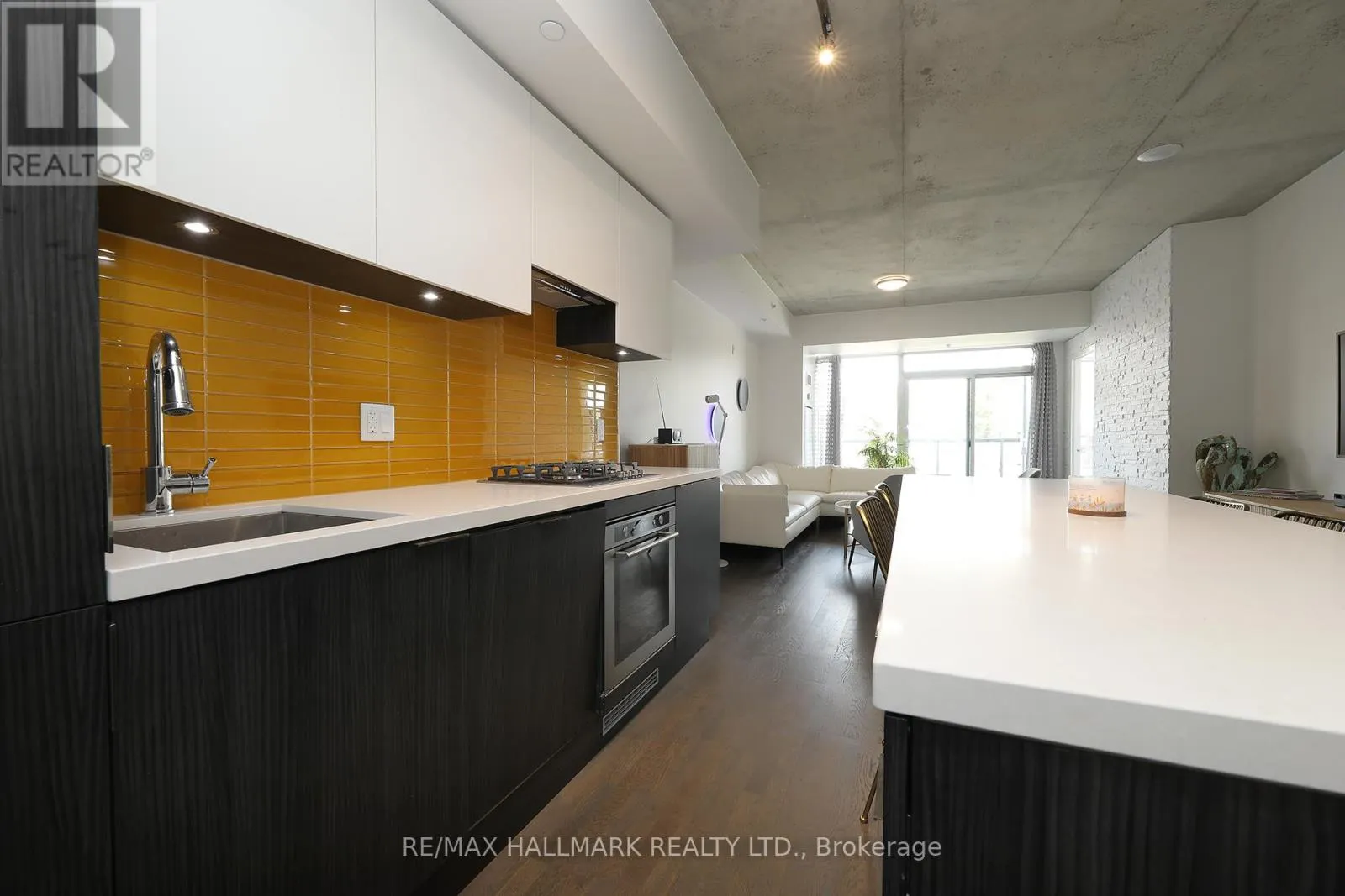 211 - 109 OSSINGTON AVENUE