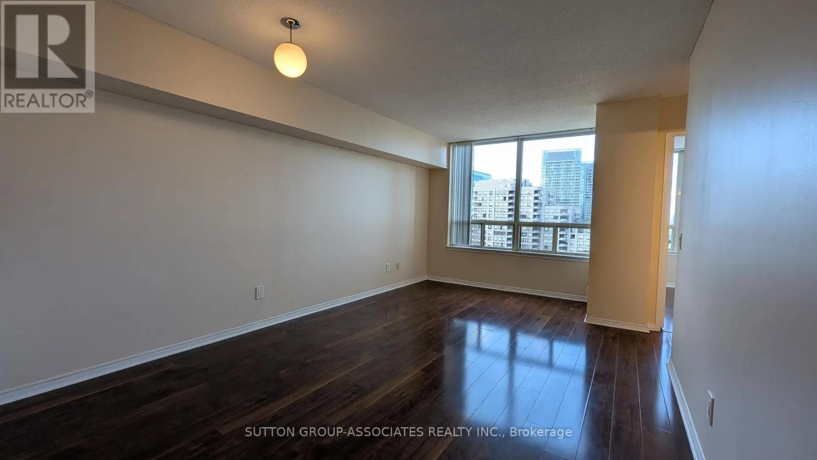 1808 - 7 BISHOP AVENUE