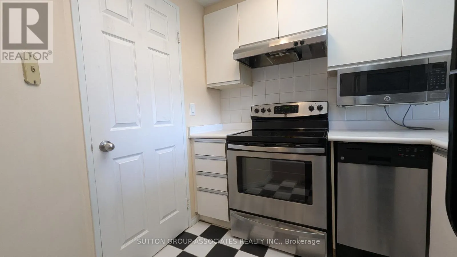 1808 - 7 BISHOP AVENUE