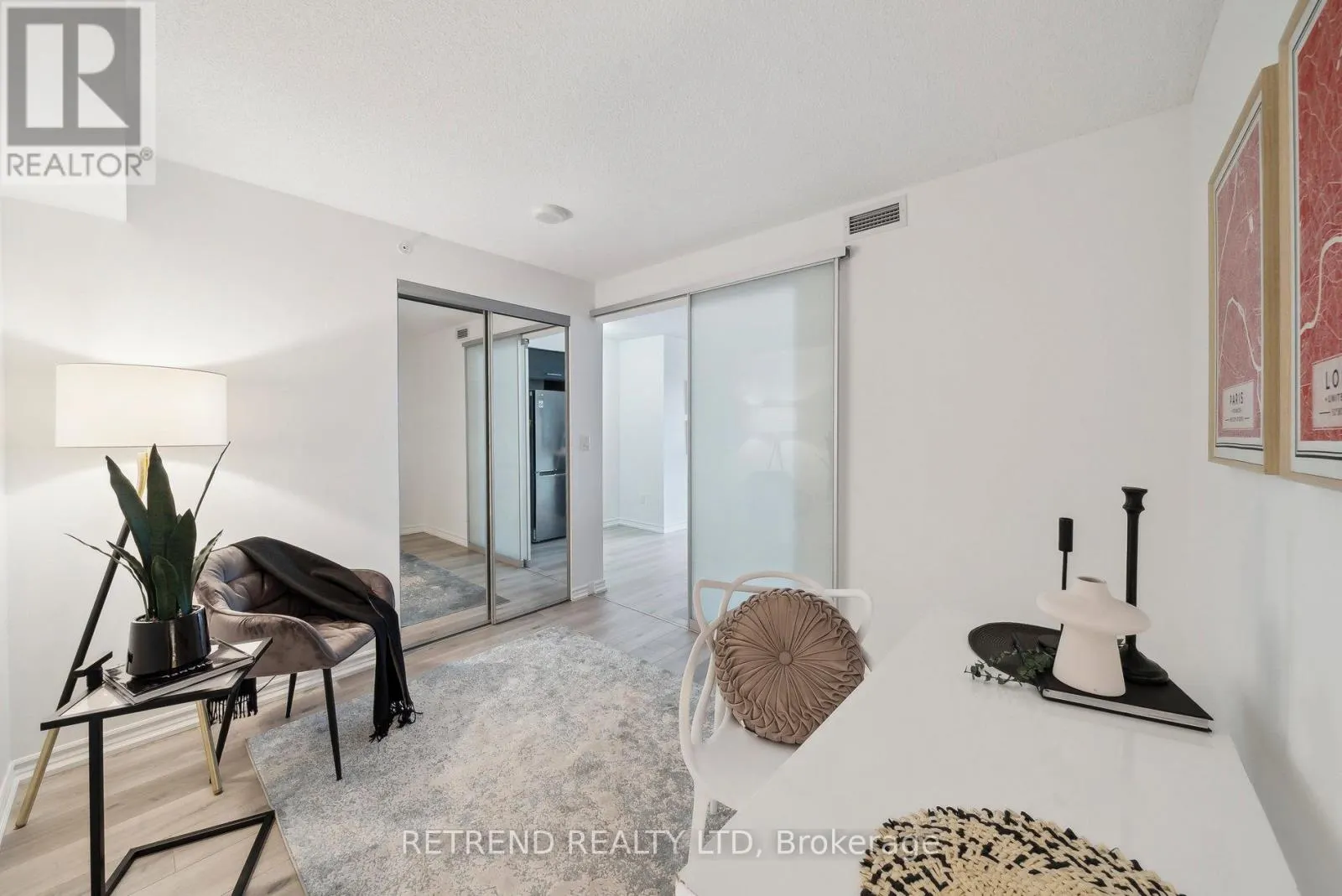1004 - 386 YONGE STREET