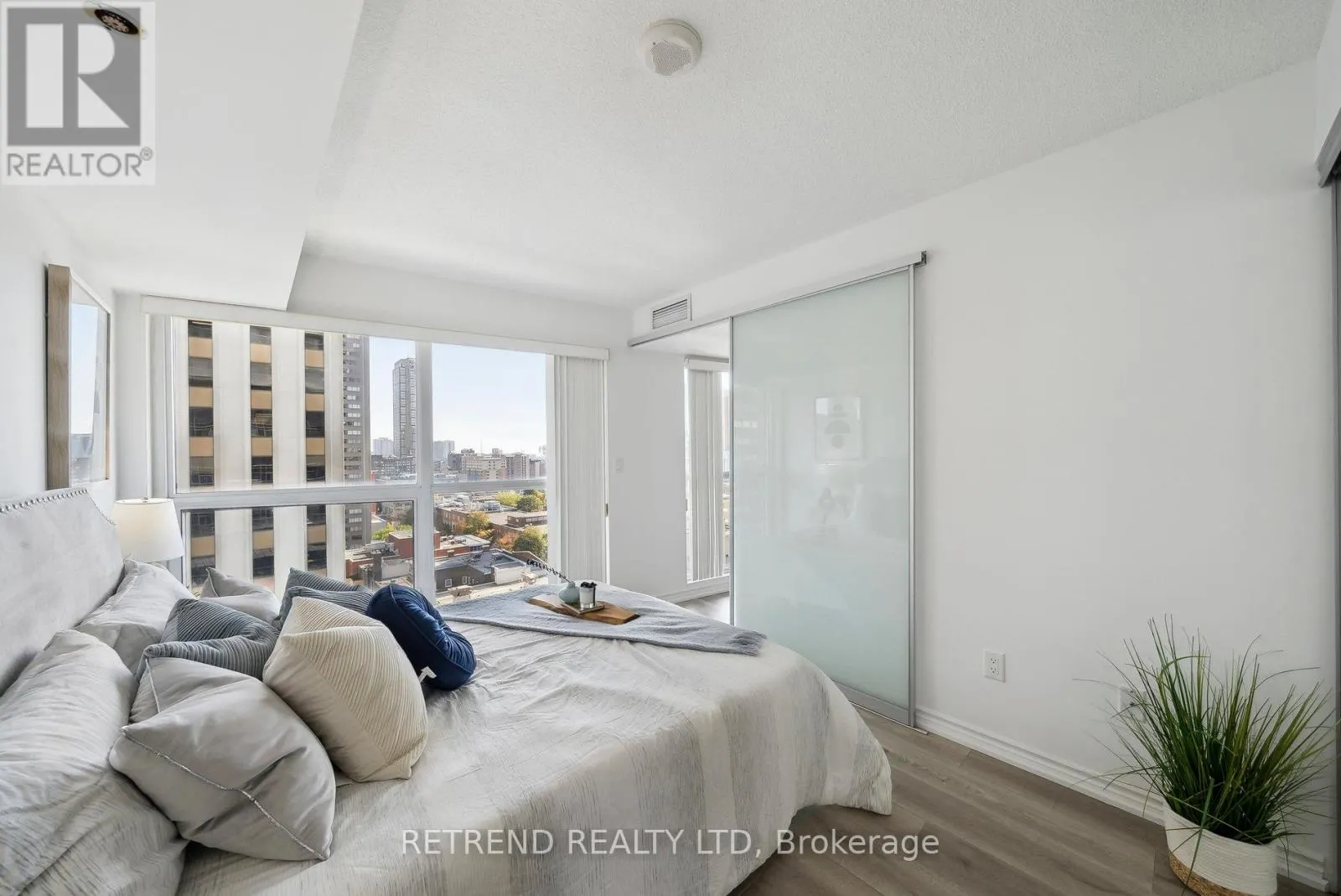 1004 - 386 YONGE STREET